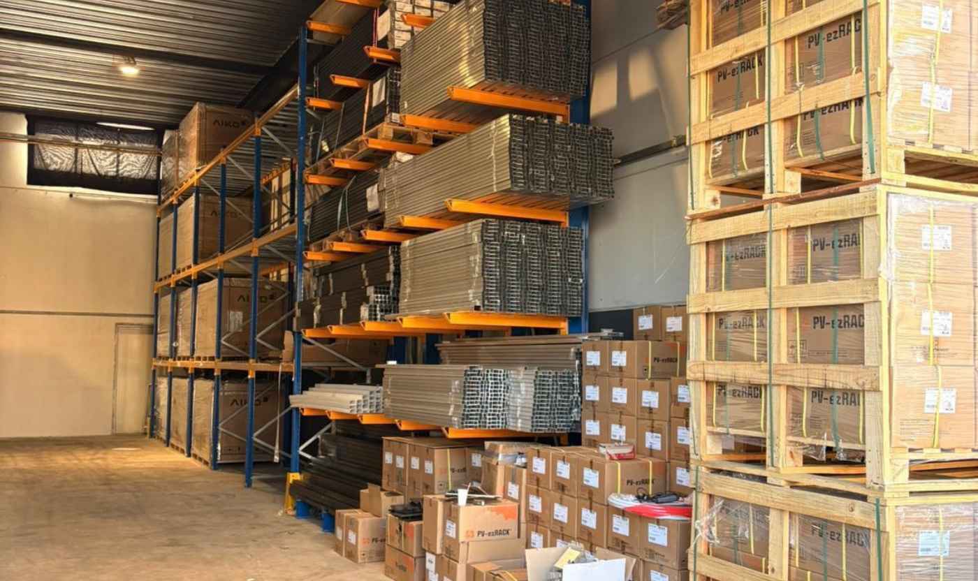 Solaraero Lager mit Montageschienen, Komponenten und Material für die Umsetzung von Solar-Projekten in Krefeld.