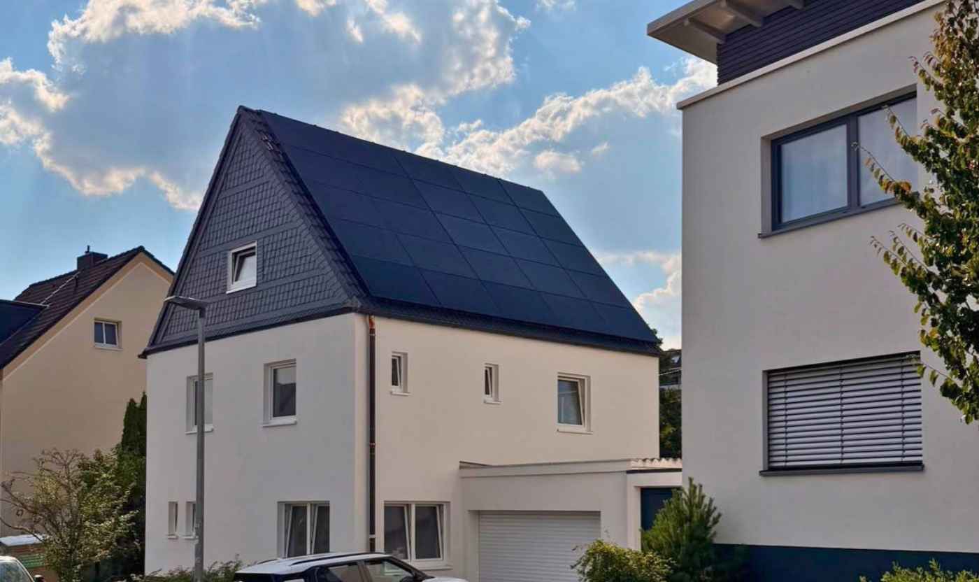 Einfamilienhaus mit moderner Photovoltaikanlage als Beispiel für Solar in Krefeld.