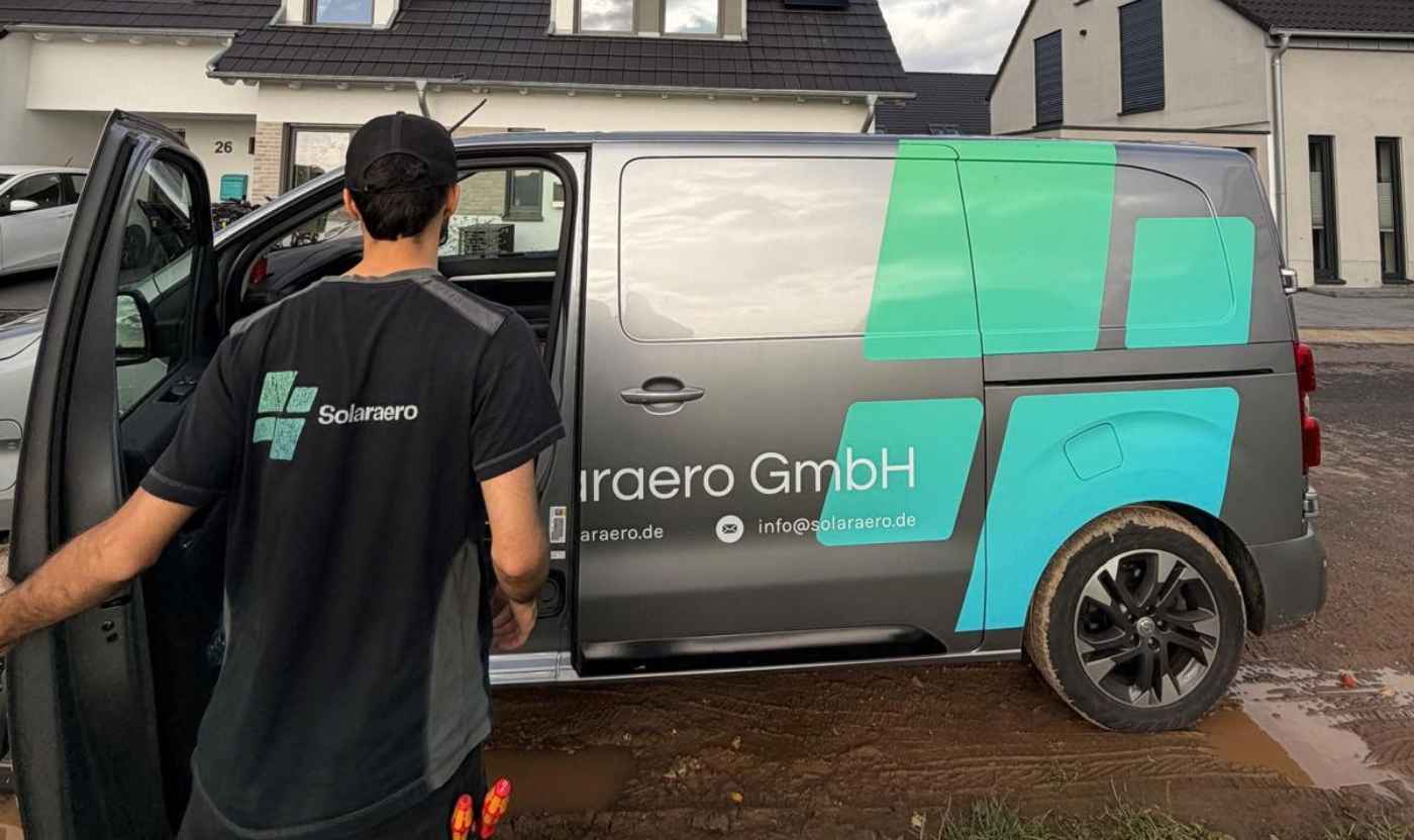 Ein Solaraero-Monteur am Servicefahrzeug auf dem Weg zu einem Solar-Einsatz in Krefeld.