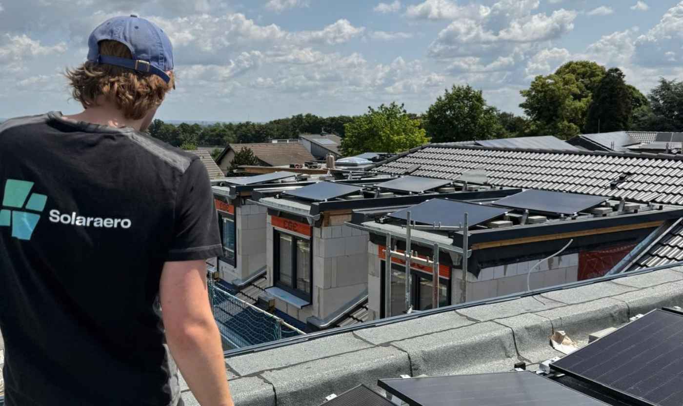 Fachgerechte Montage von Solarmodulen auf einem Wohngebäude durch einen Solaraero in Krefeld.
